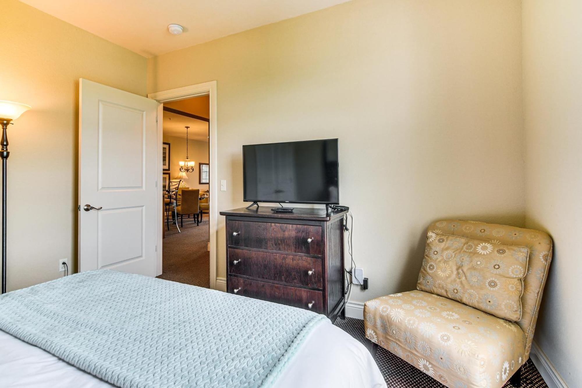 With Pool Access And Views, 3 Mi Dtwn! Apartment