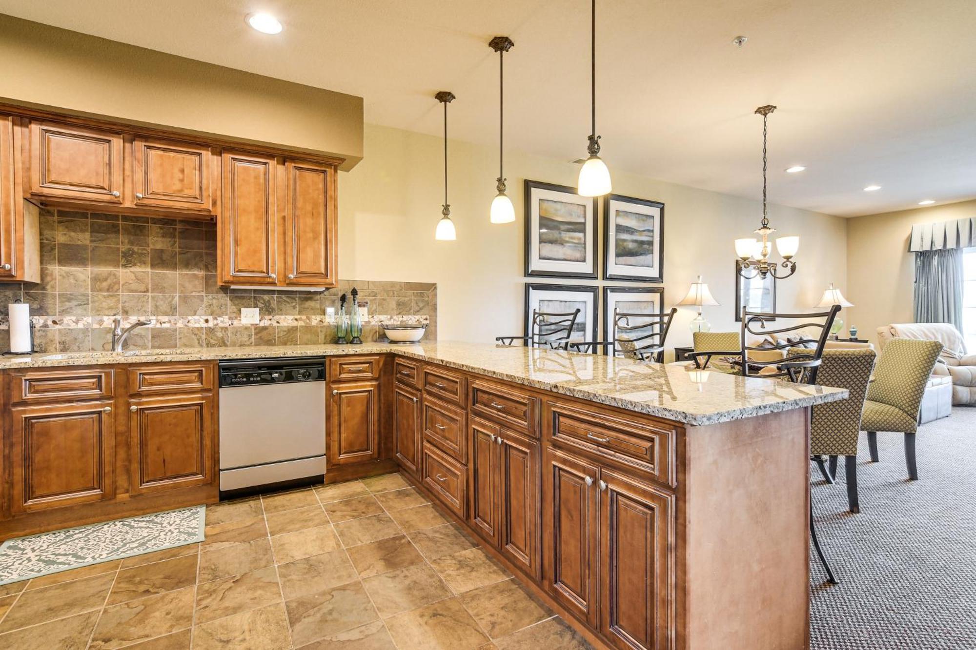 Apartment With Pool Access And Views, 3 Mi Dtwn!