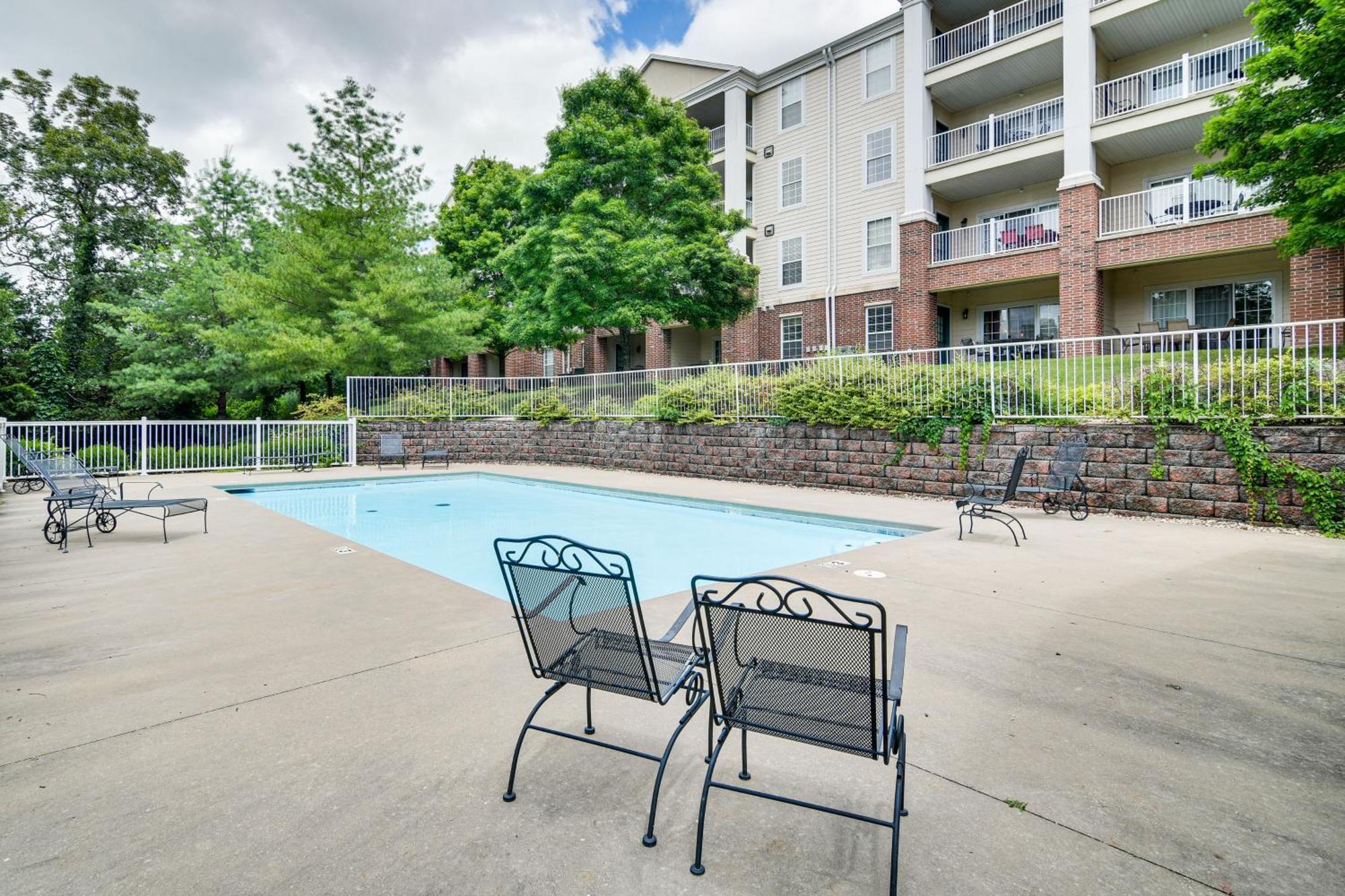 Apartment With Pool Access And Views, 3 Mi Dtwn! *