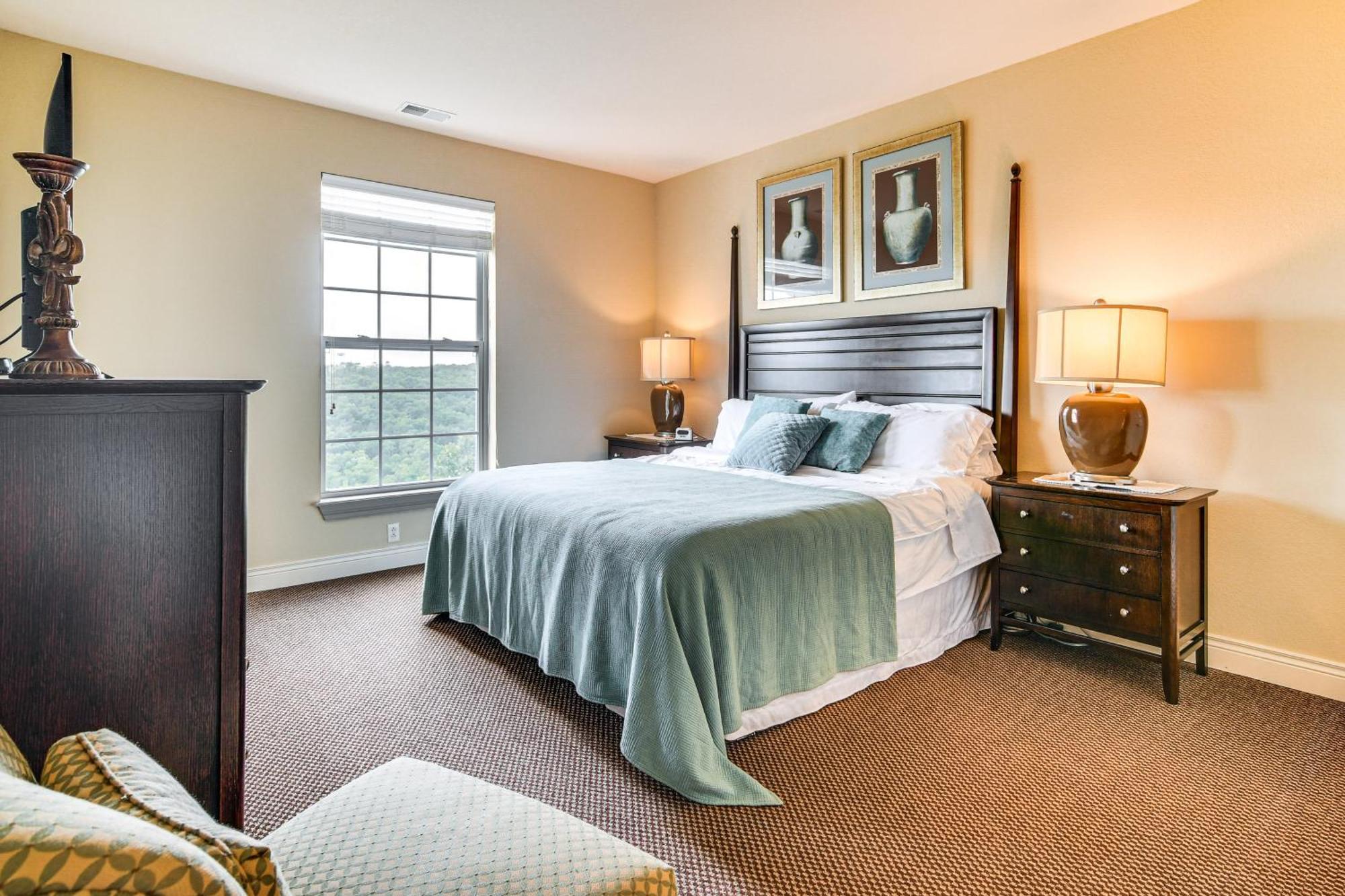 With Pool Access And Views, 3 Mi Dtwn! *