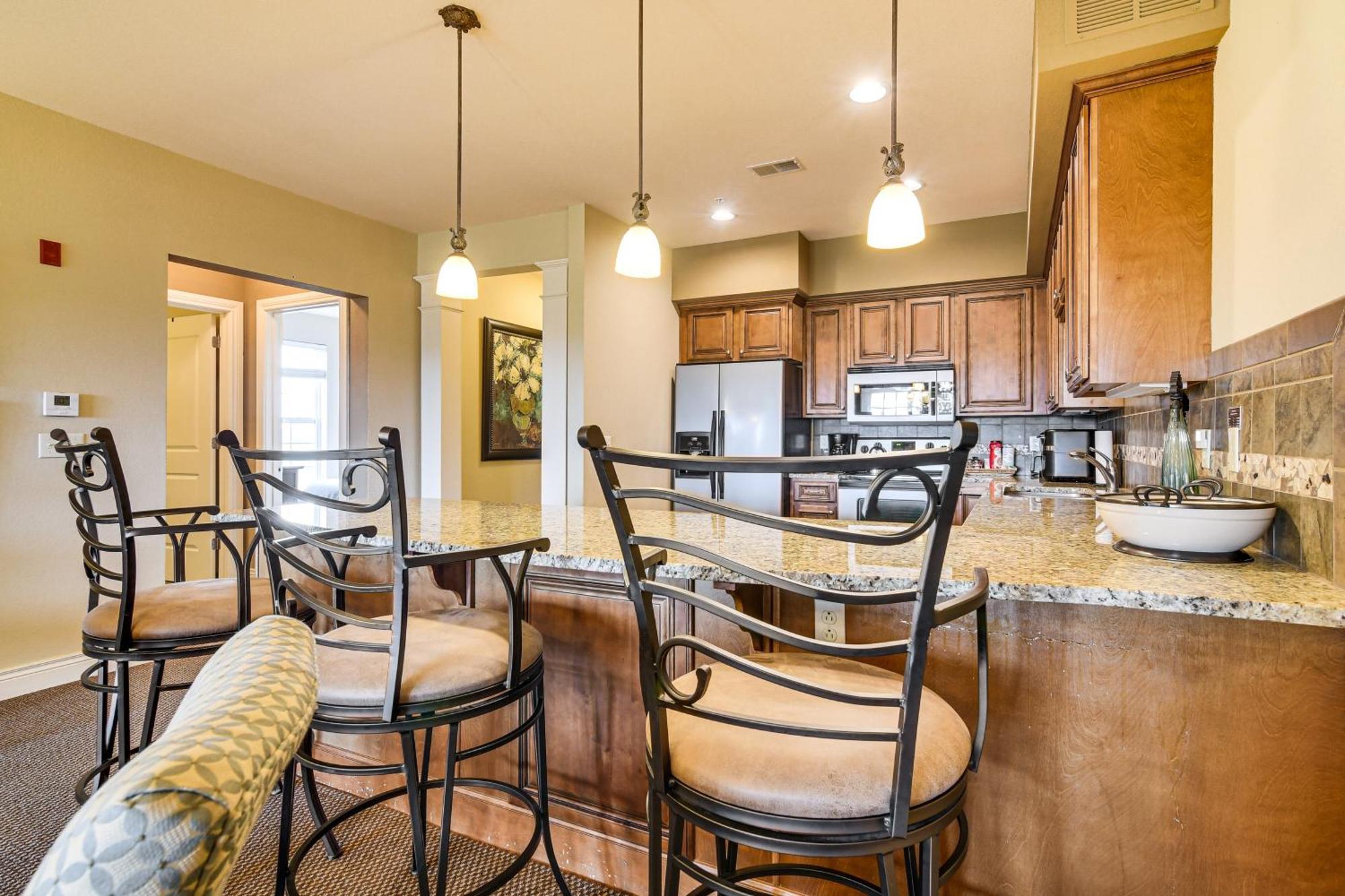 With Pool Access And Views, 3 Mi Dtwn! Apartment
