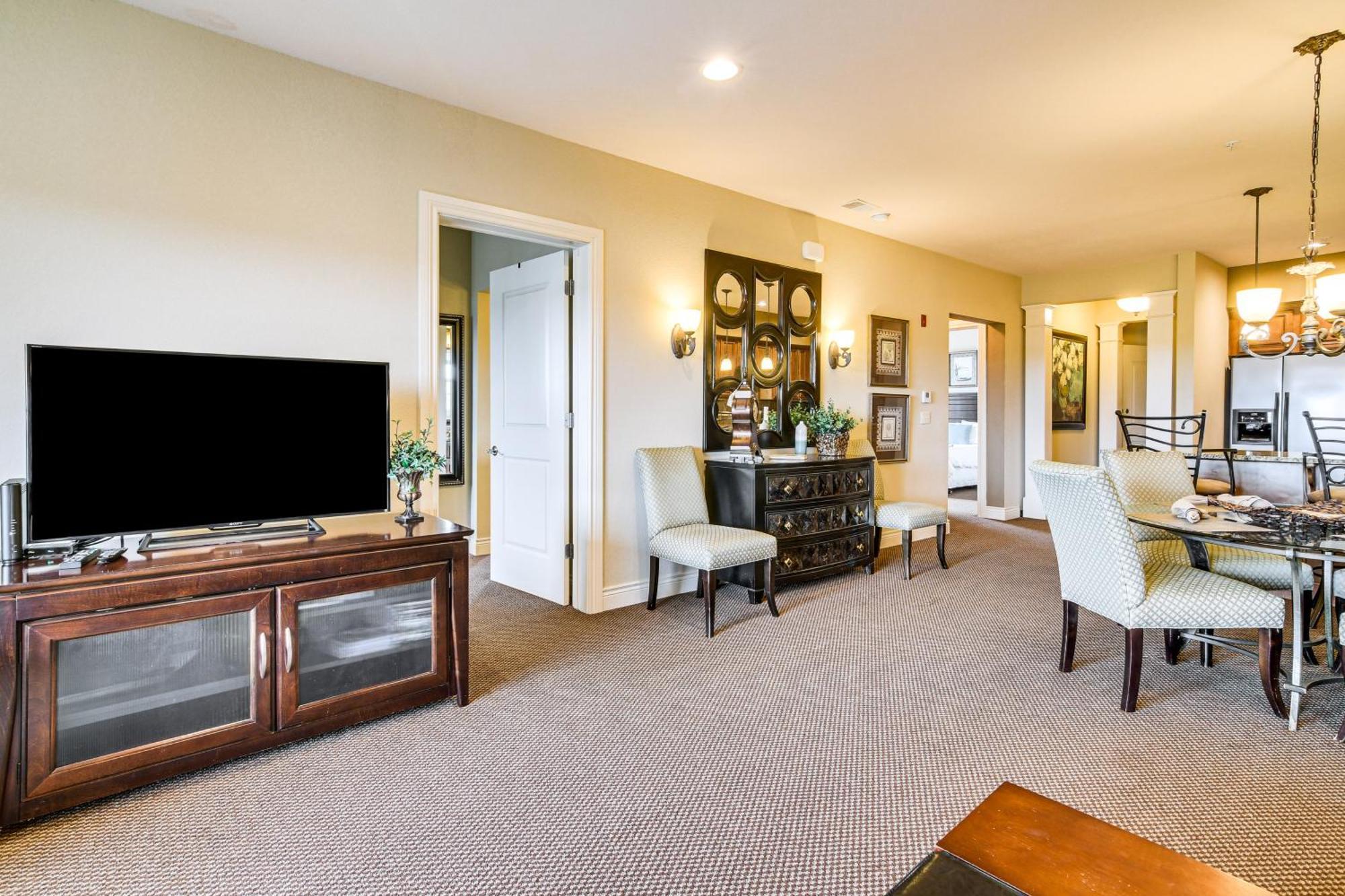 Apartment With Pool Access And Views, 3 Mi Dtwn!