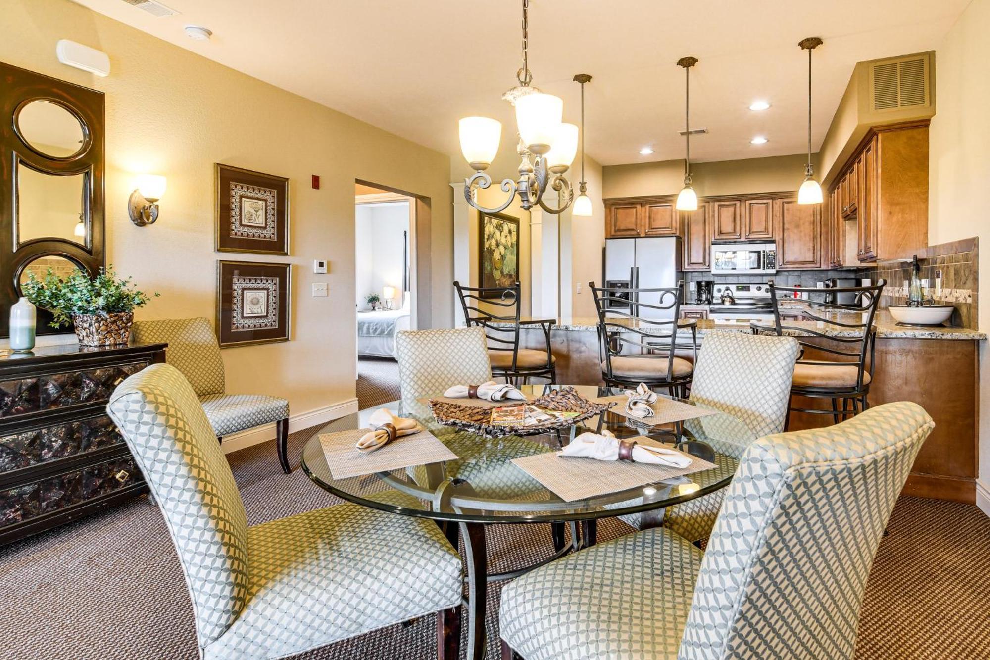 Apartment With Pool Access And Views, 3 Mi Dtwn! *