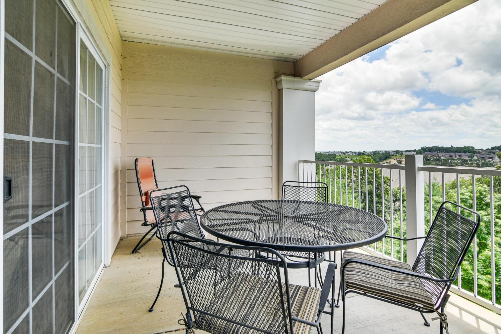 With Pool Access And Views, 3 Mi Dtwn! Apartment