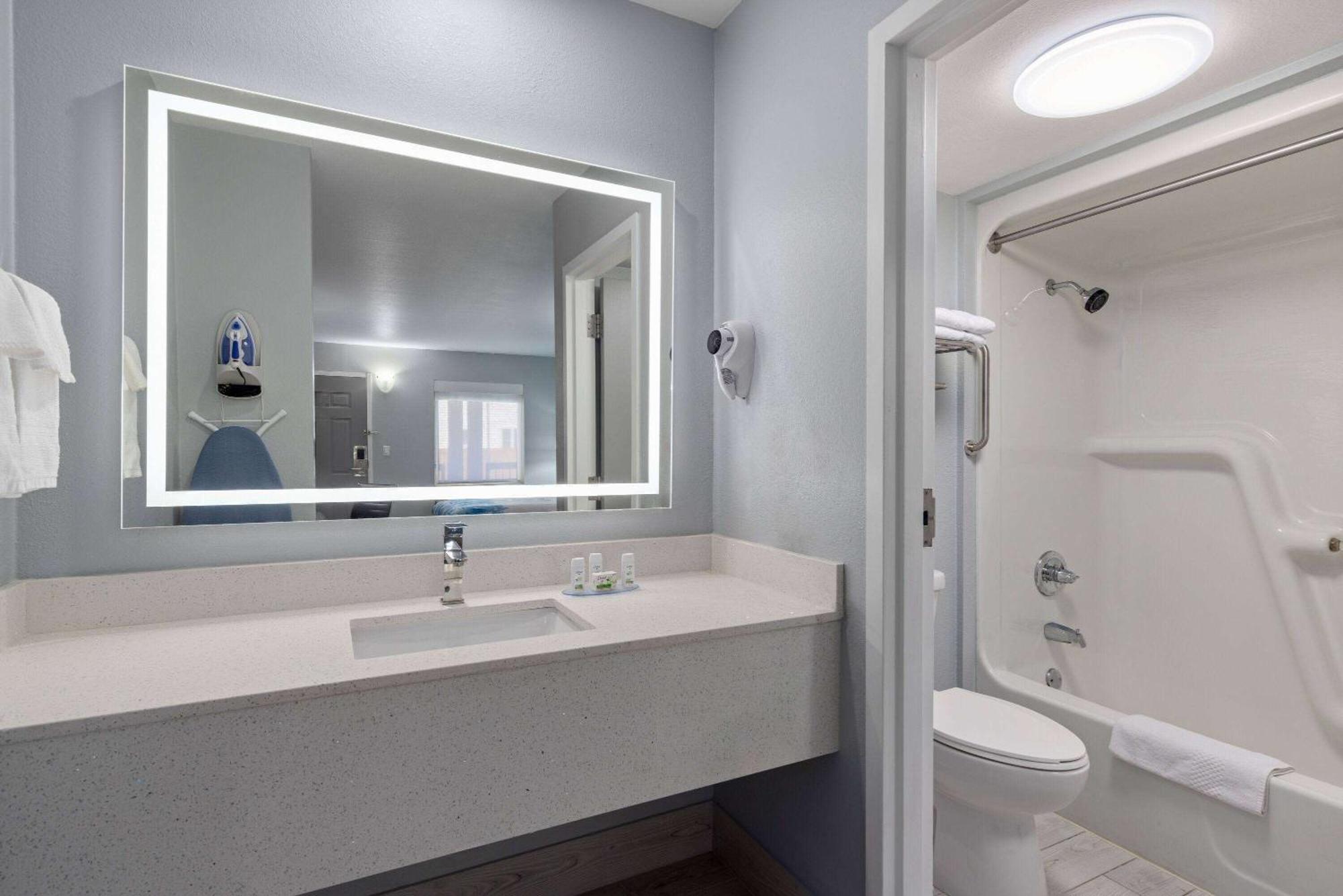 Baymont By Wyndham Thousand Hills Hotel Branson
