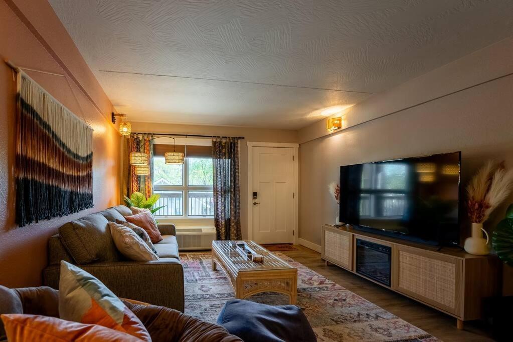 Pet Friendly Boho With Pool--fitness Center--next To The Landing--close To Convention Center And Kanakuk Branson
