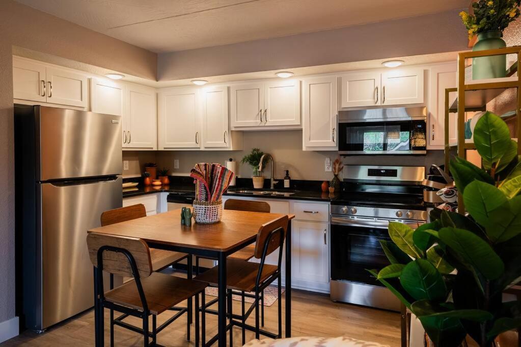 Pet Friendly Boho With Pool--fitness Center--next To The Landing--close To Convention Center And Kanakuk Apartment