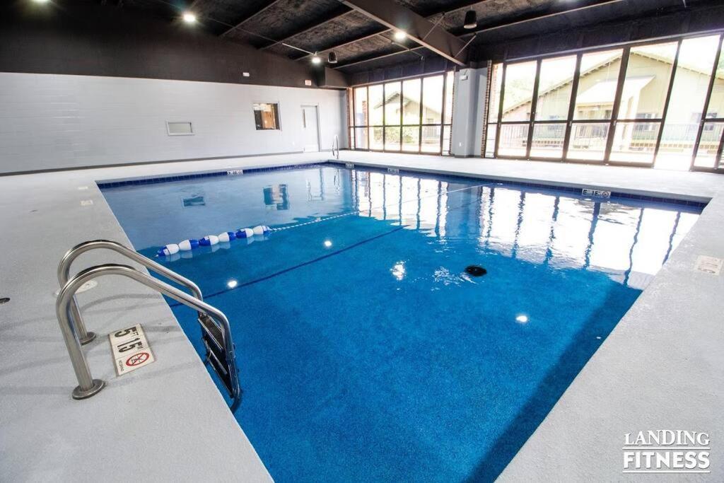 Apartment Pet Friendly Boho With Pool--fitness Center--next To The Landing--close To Convention Center And Kanakuk