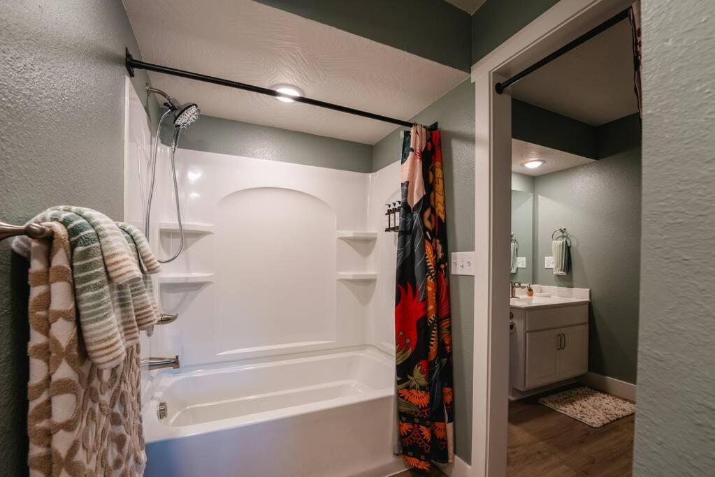 Pet Friendly Boho With Pool--fitness Center--next To The Landing--close To Convention Center And Kanakuk * Branson