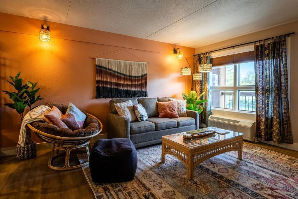 Pet Friendly Boho With Pool--fitness Center--next To The Landing--close To Convention Center And Kanakuk Apartment *