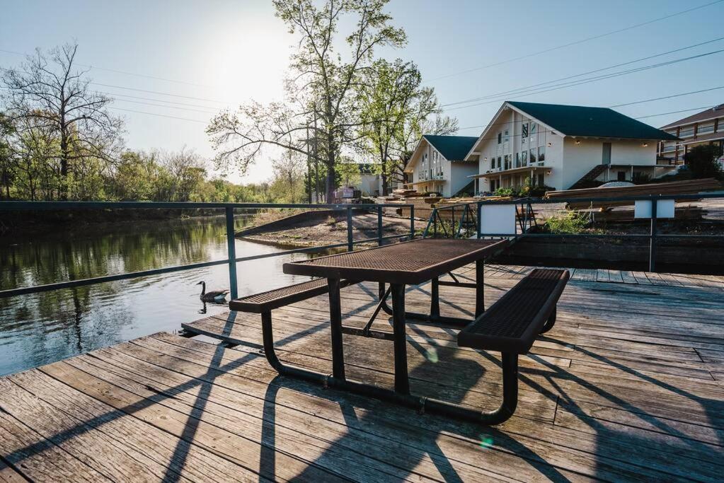 Apartment Pet Friendly Boho With Pool--fitness Center--next To The Landing--close To Convention Center And Kanakuk