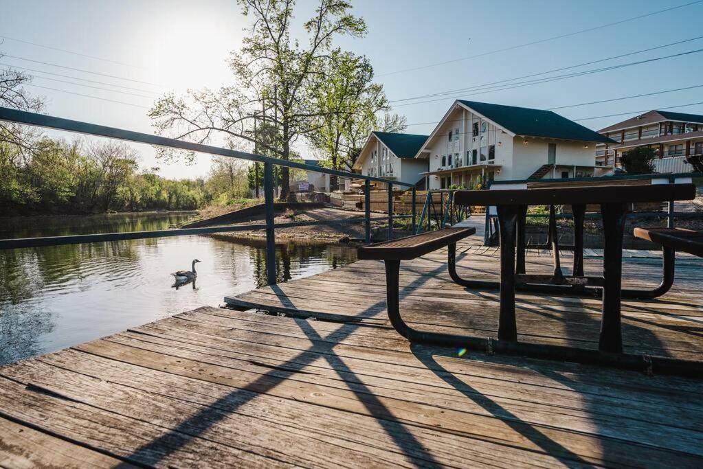 Apartment Pet Friendly Boho With Pool--fitness Center--next To The Landing--close To Convention Center And Kanakuk *