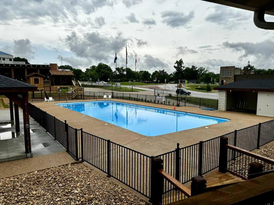 Apartment Pet Friendly Boho With Pool--fitness Center--next To The Landing--close To Convention Center And Kanakuk