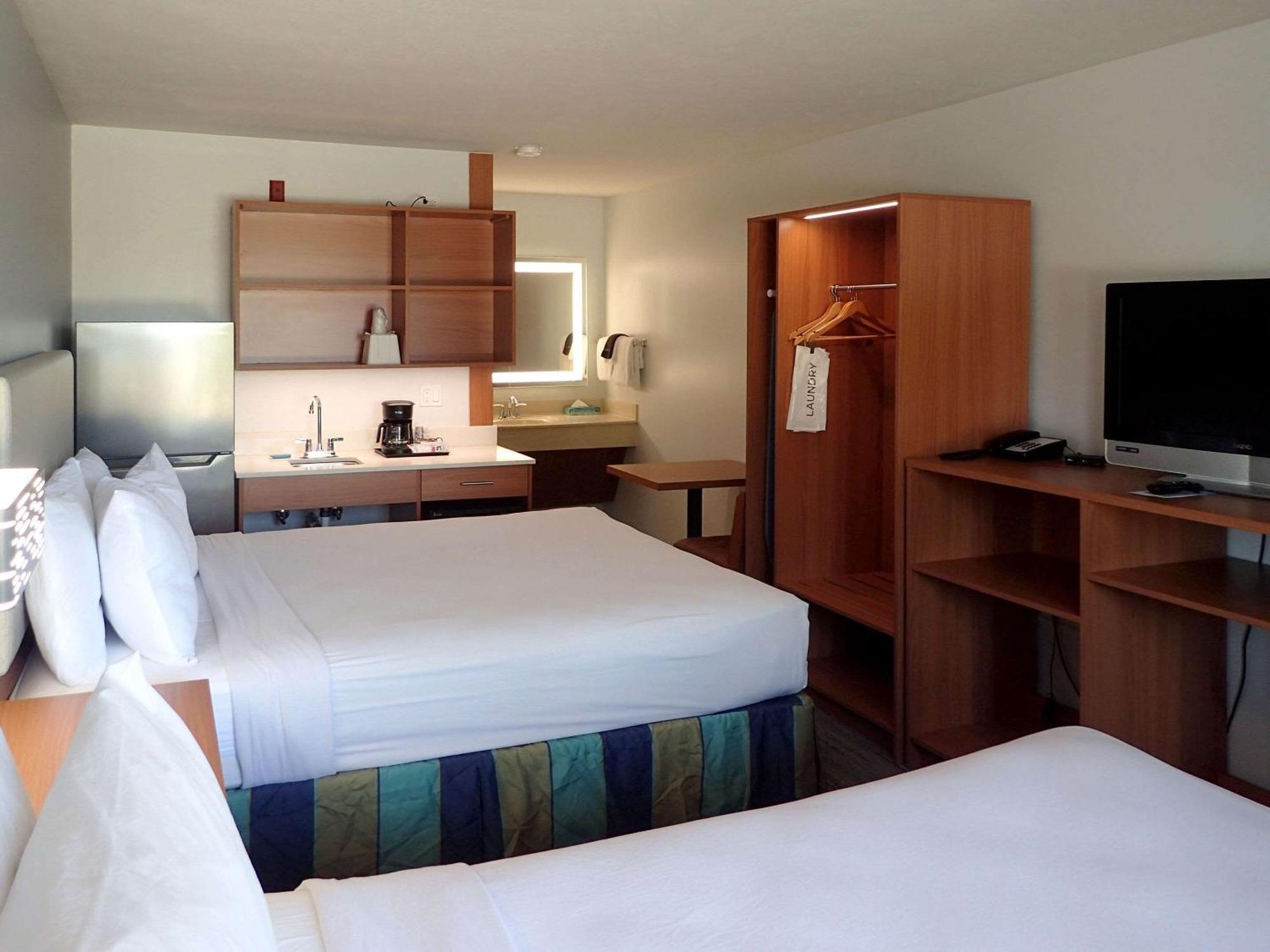 Hotel Suburban On The Strip 2*