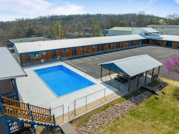 At Silver Cove On Table Rock, Unit 4 Apartment *