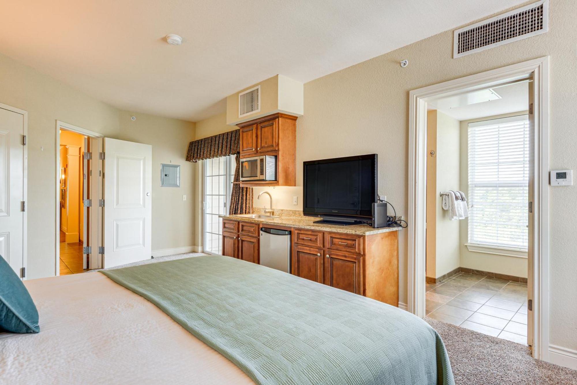 With Pool Access And Views, 3 Mi Dtwn! Apartment