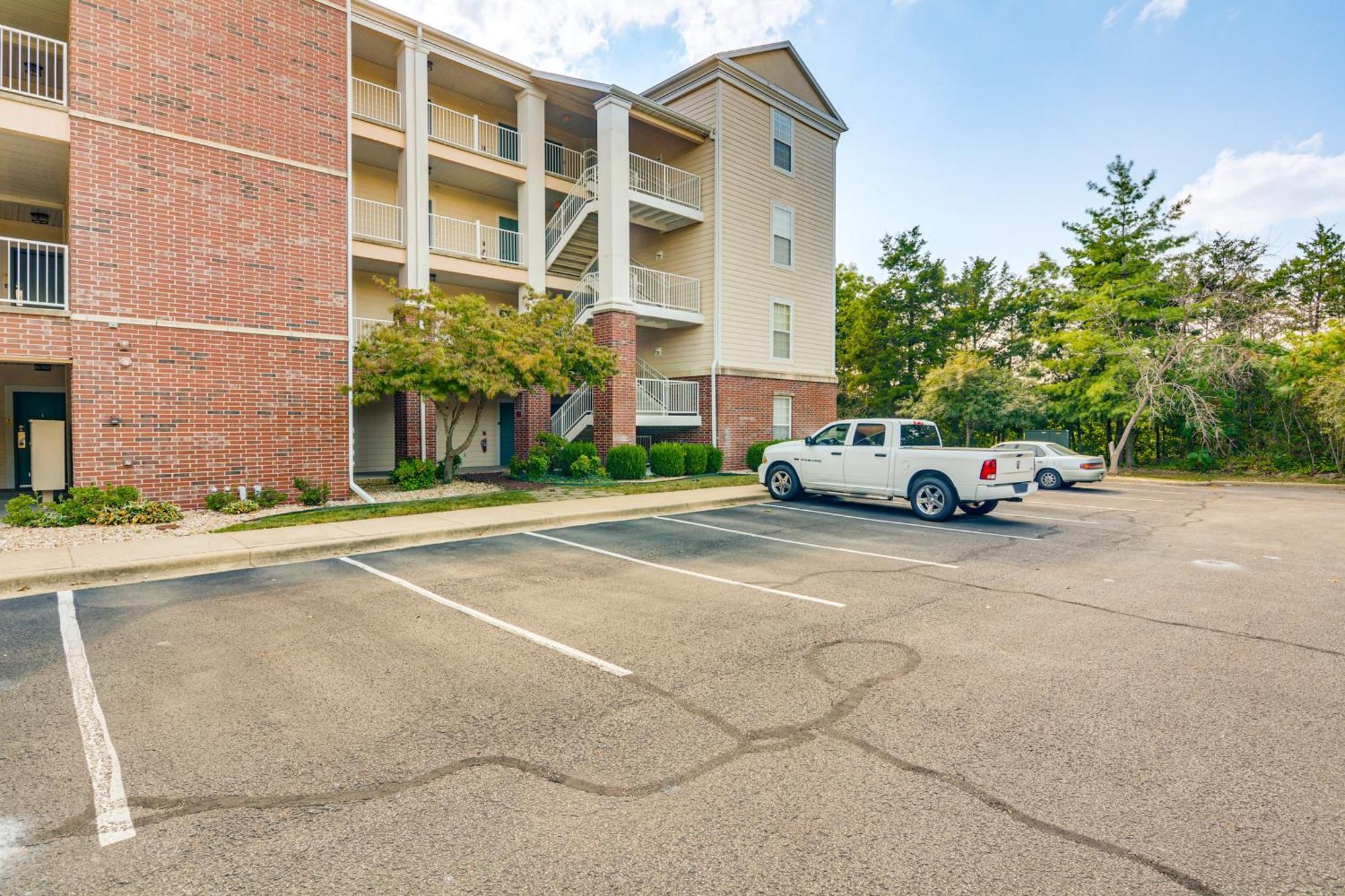 With Pool Access And Views, 3 Mi Dtwn! Apartment