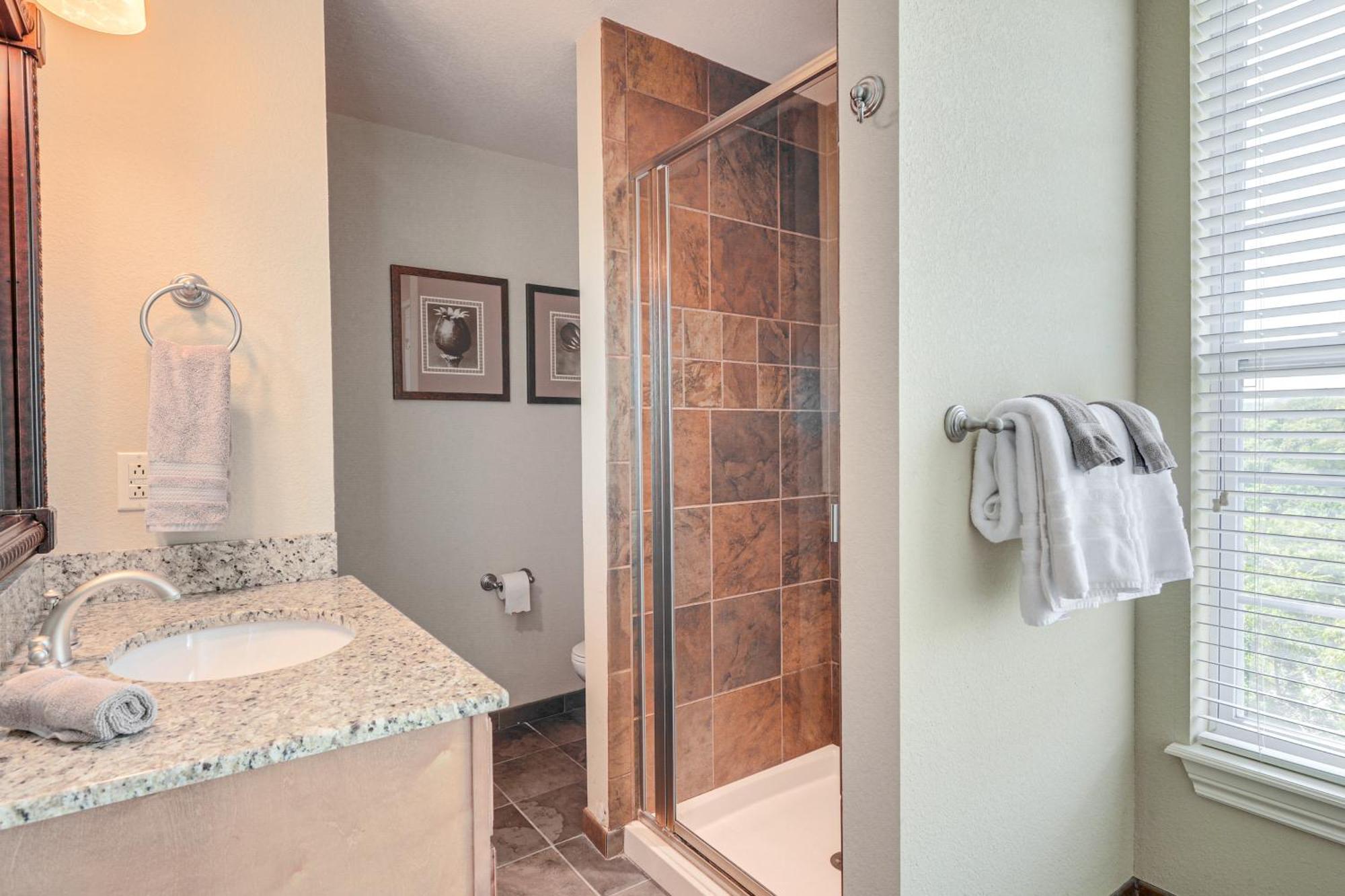 With Pool Access And Views, 3 Mi Dtwn! *