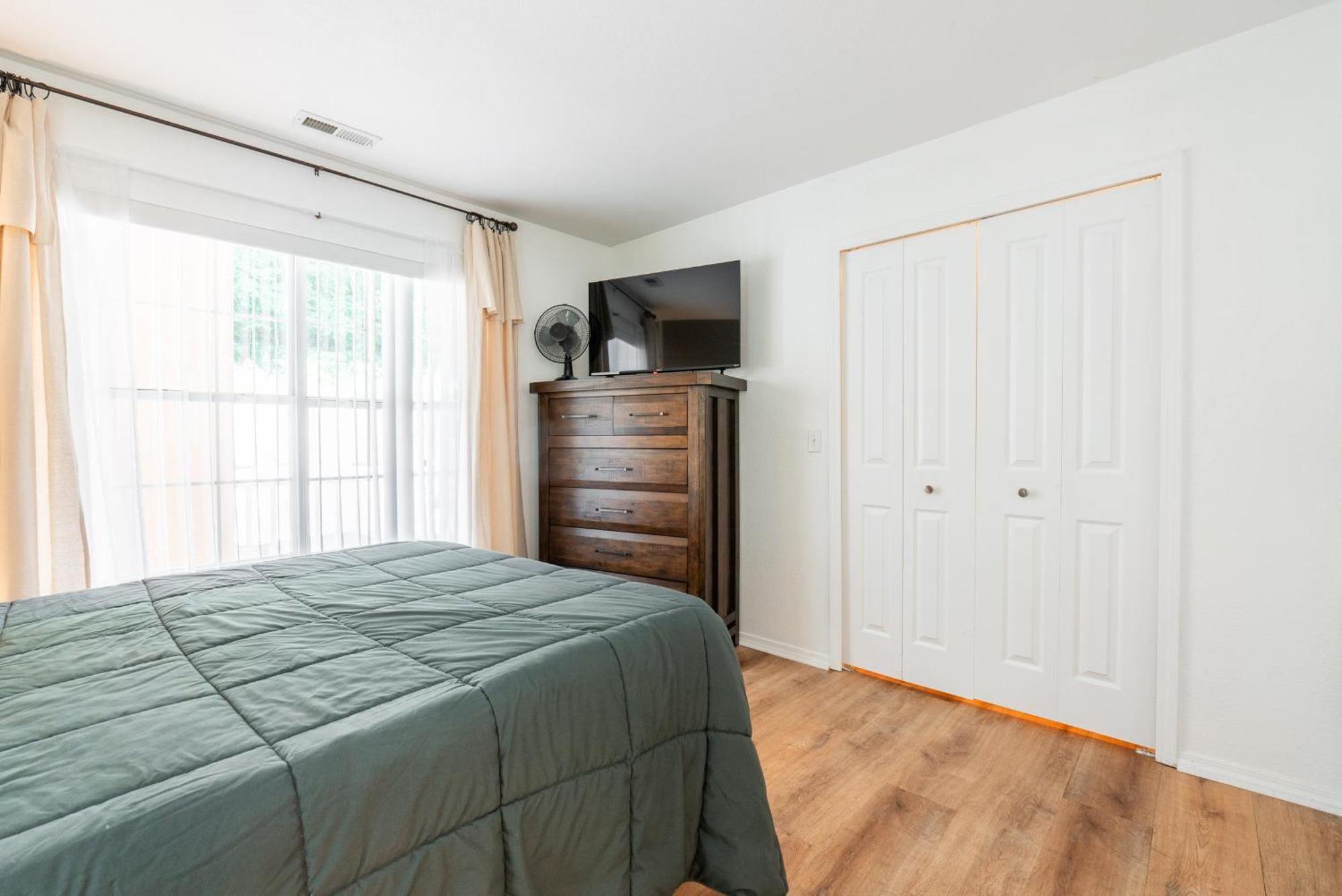 Lake Front 2br Walk-in With Large Deck - Free Tickets Included - 77-1 Holiday home