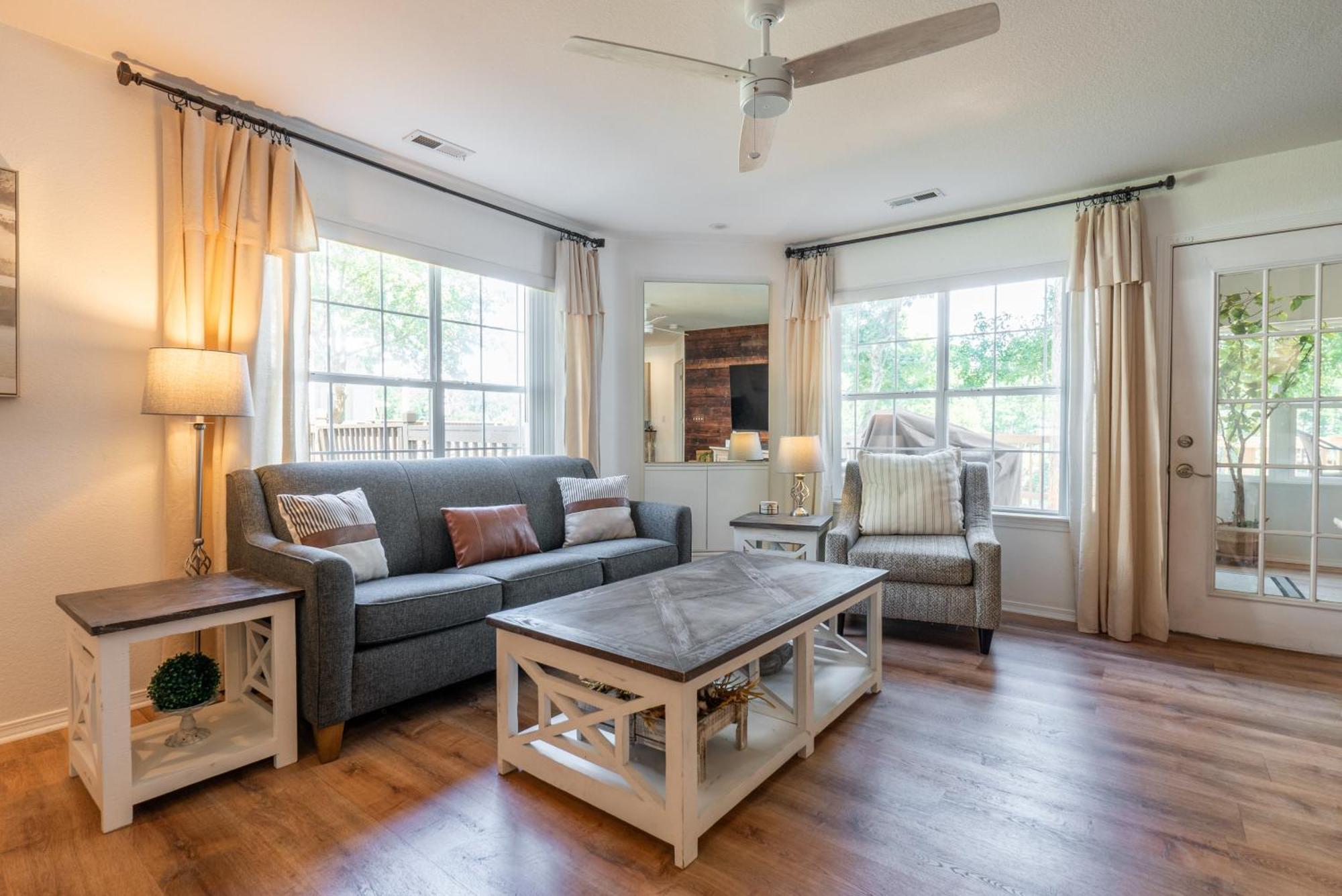 Lake Front 2br Walk-in With Large Deck - Free Tickets Included - 77-1 Holiday home *