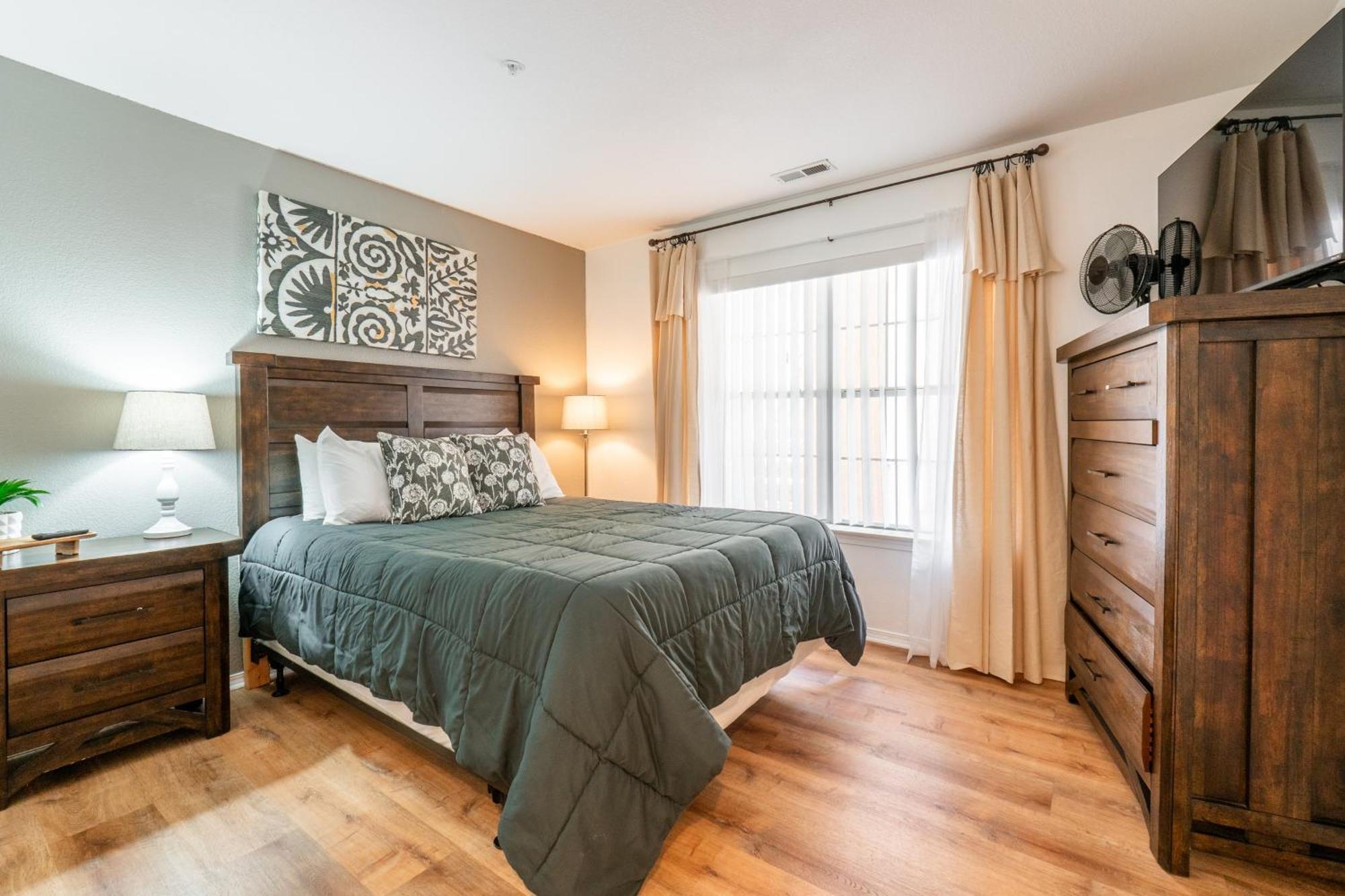 Lake Front 2br Walk-in With Large Deck - Free Tickets Included - 77-1 Holiday home