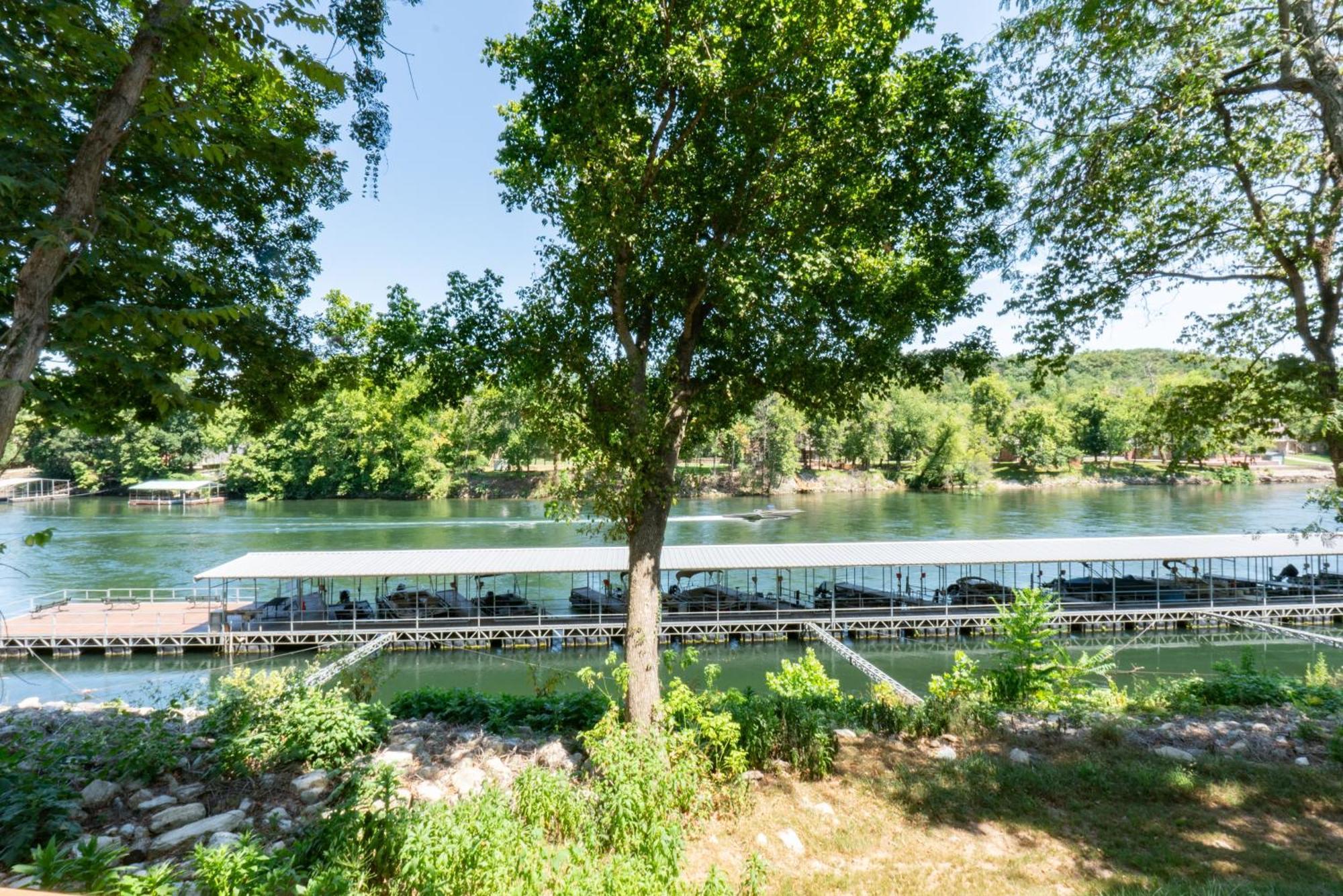 Lake Front 2br Walk-in With Large Deck - Free Tickets Included - 77-1 Holiday home