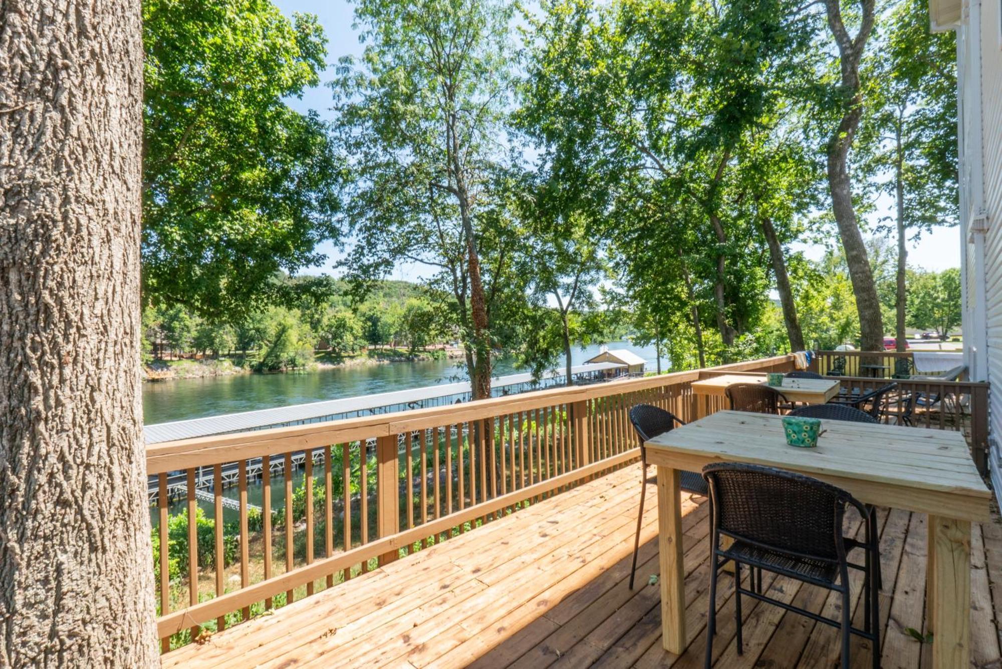 Lake Front 2br Walk-in With Large Deck - Free Tickets Included - 77-1 Holiday home Branson
