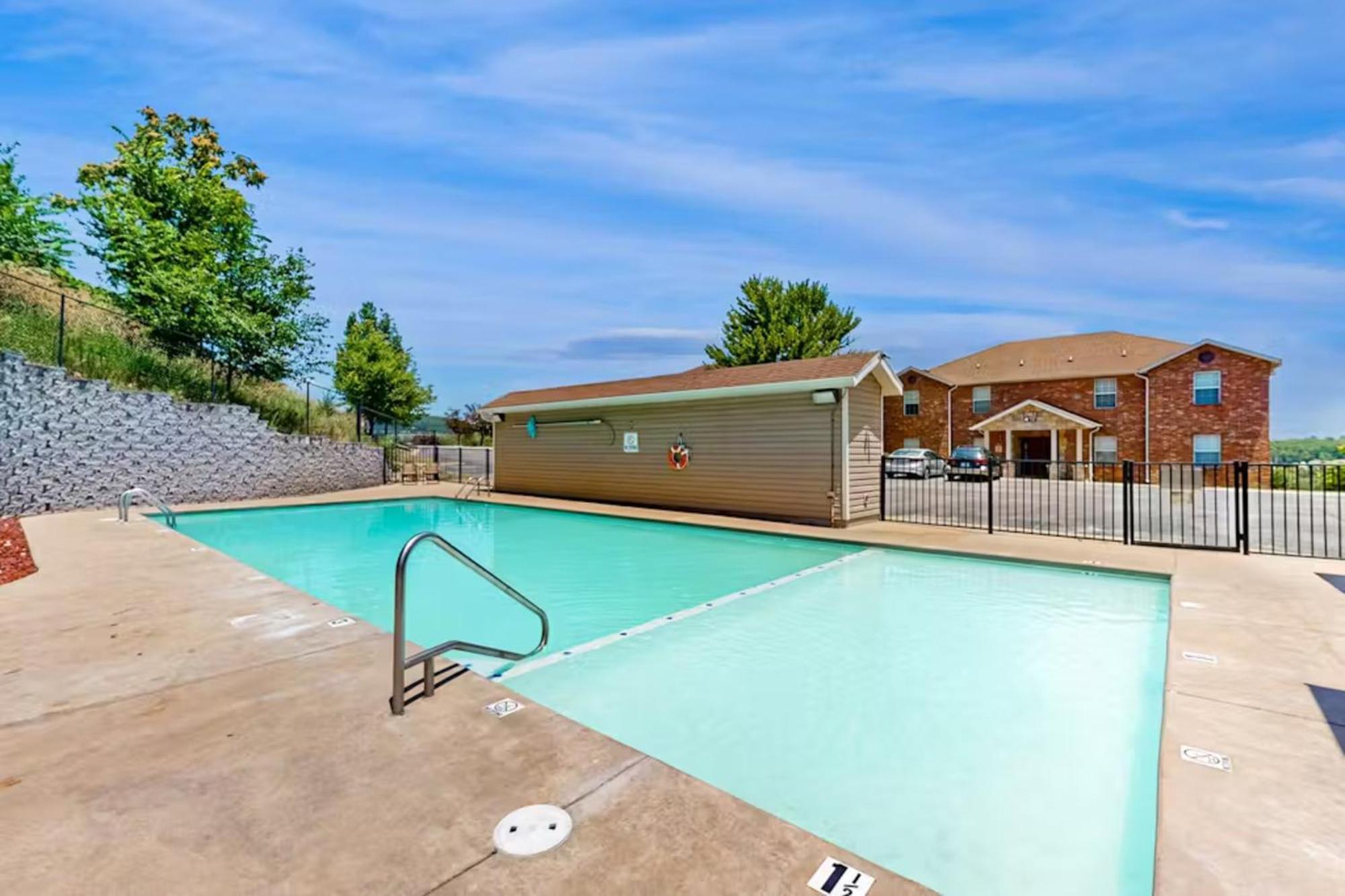 Hillside Living Units 5 & 6 Apartment Branson