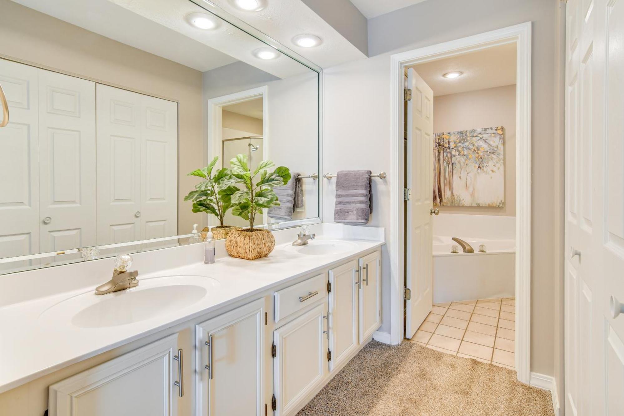 Apartment Getaway With Pool Access Less Than 4 Mi To 76 Strip!