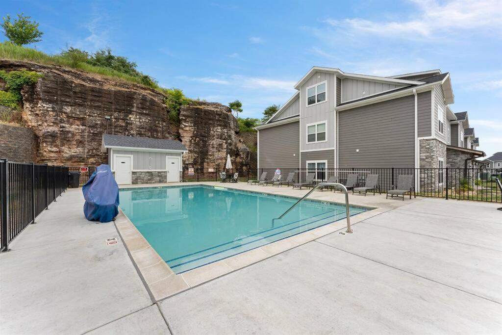 Seasons Luxury Pets Pool Grill Game Balcony Apartment Branson