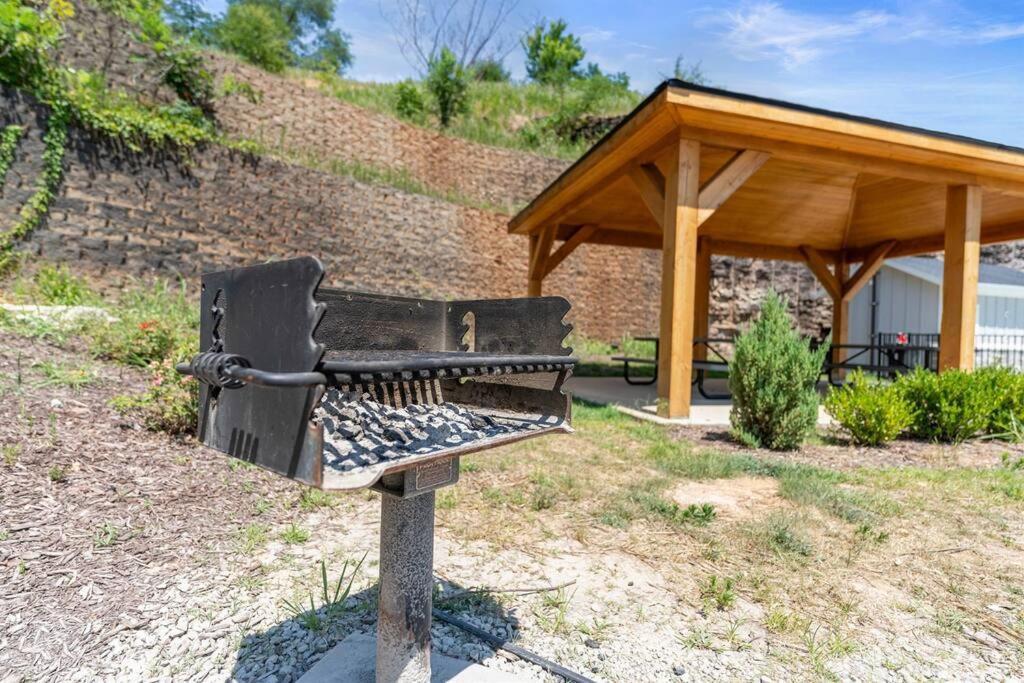 Apartment Seasons Luxury Pets Pool Grill Game Balcony Branson