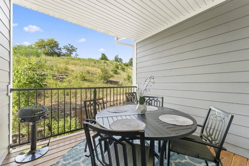 Seasons Luxury Pets Pool Grill Game Balcony Apartment *