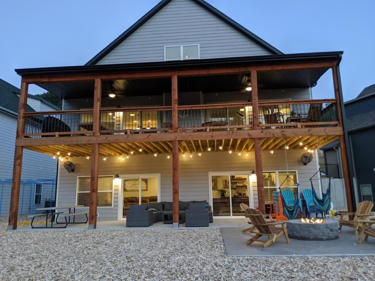 Livin' The Dream- Indoor Outdoor Pool & Private Hot Tub *