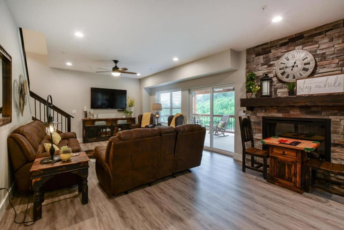 Livin' The Dream- Indoor Outdoor Pool & Private Hot Tub *