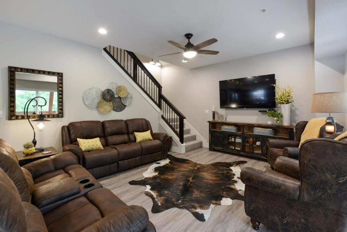Livin' The Dream- Indoor Outdoor Pool & Private Hot Tub *