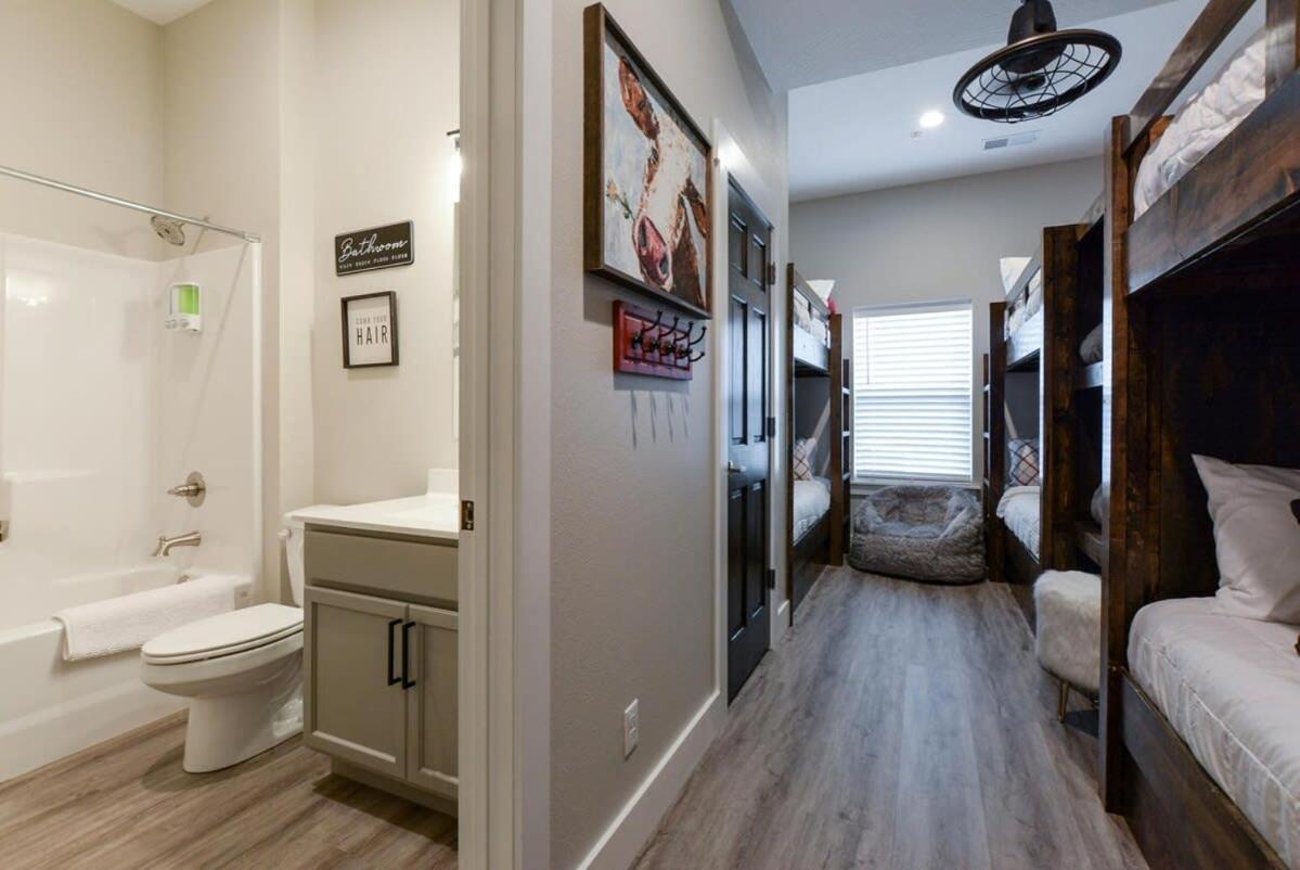 Livin' The Dream- Indoor Outdoor Pool & Private Hot Tub * Branson