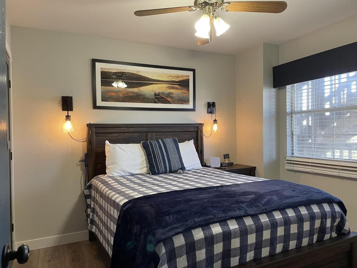 Libby's Perch No Stairs Outdoor Pool Holiday home Branson
