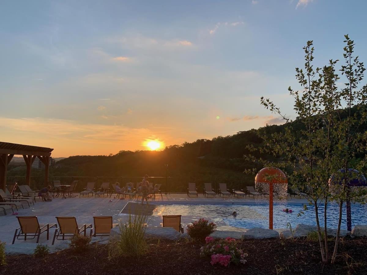 Livin' The Dream- Indoor Outdoor Pool & Private Hot Tub * Branson