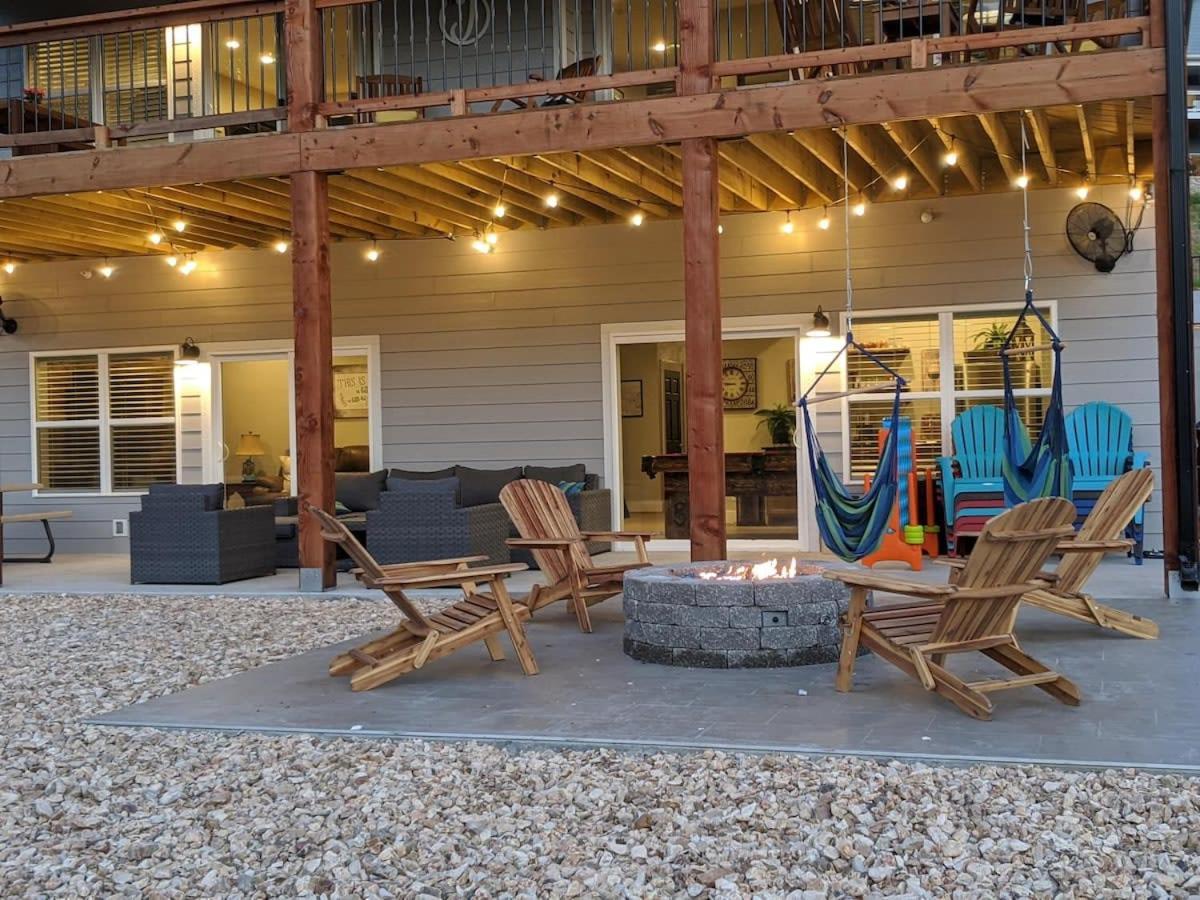 Livin' The Dream- Indoor Outdoor Pool & Private Hot Tub Holiday home
