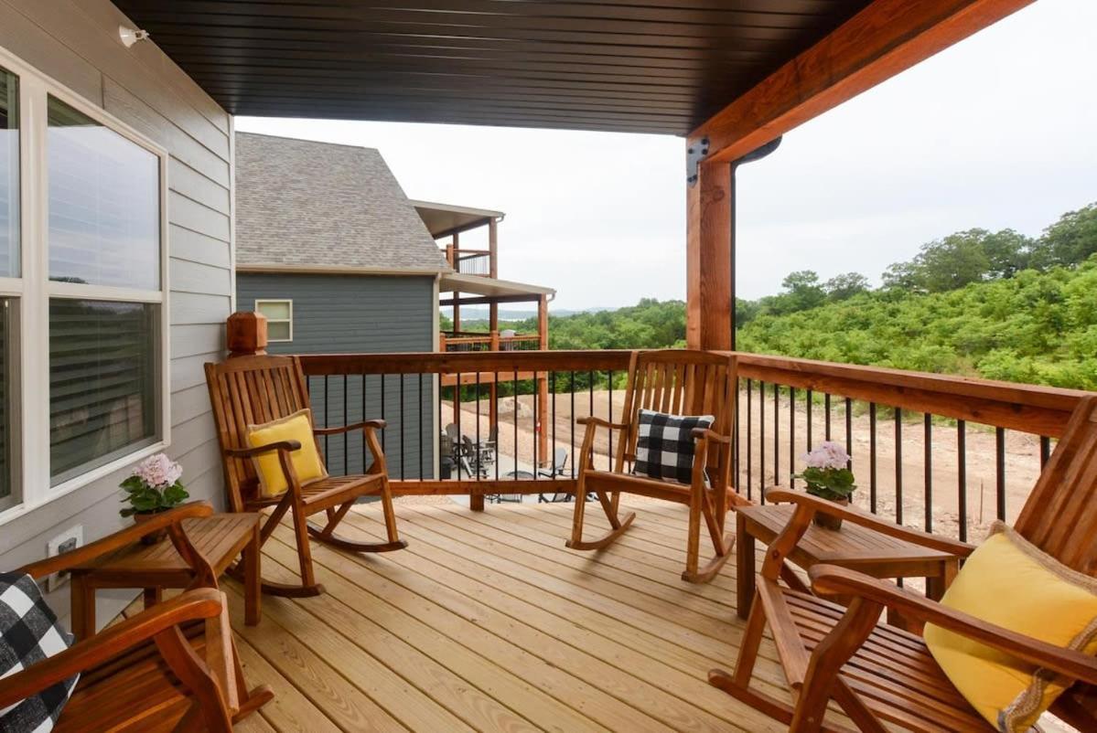 Livin' The Dream- Indoor Outdoor Pool & Private Hot Tub