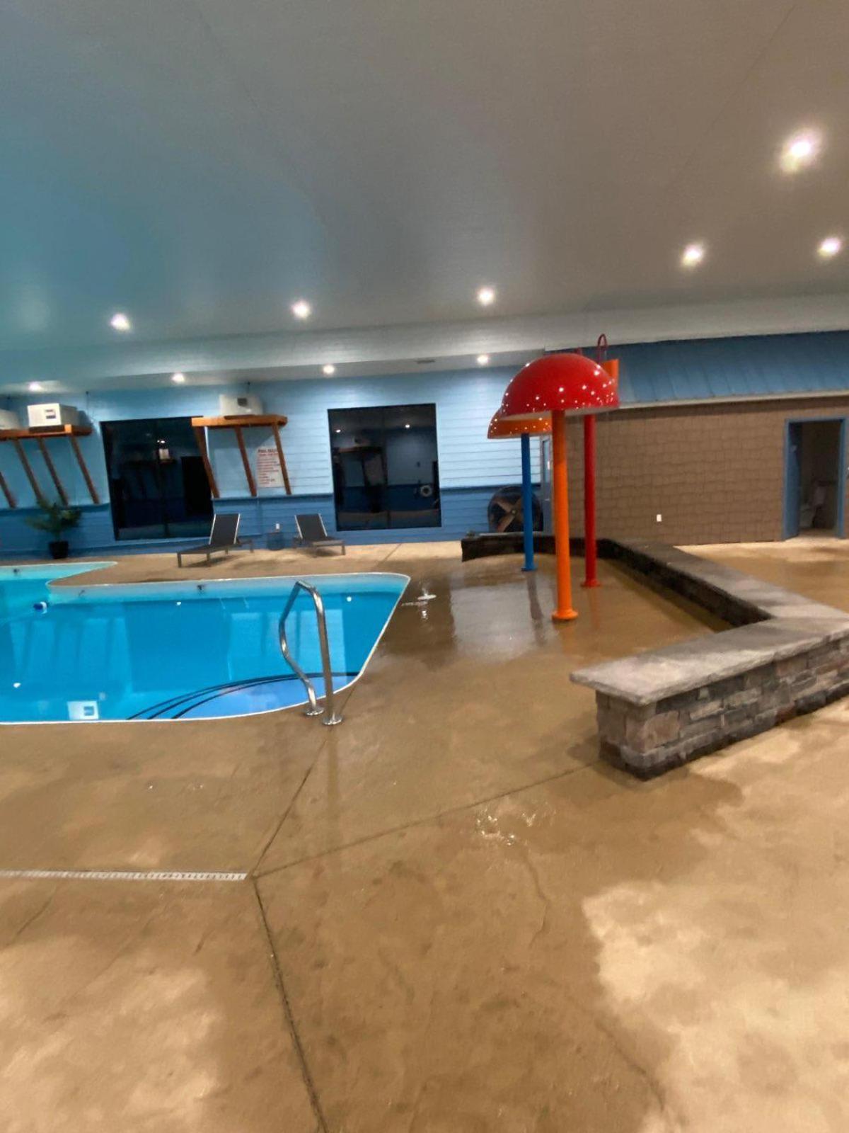 Livin' The Dream- Indoor Outdoor Pool & Private Hot Tub Holiday home *