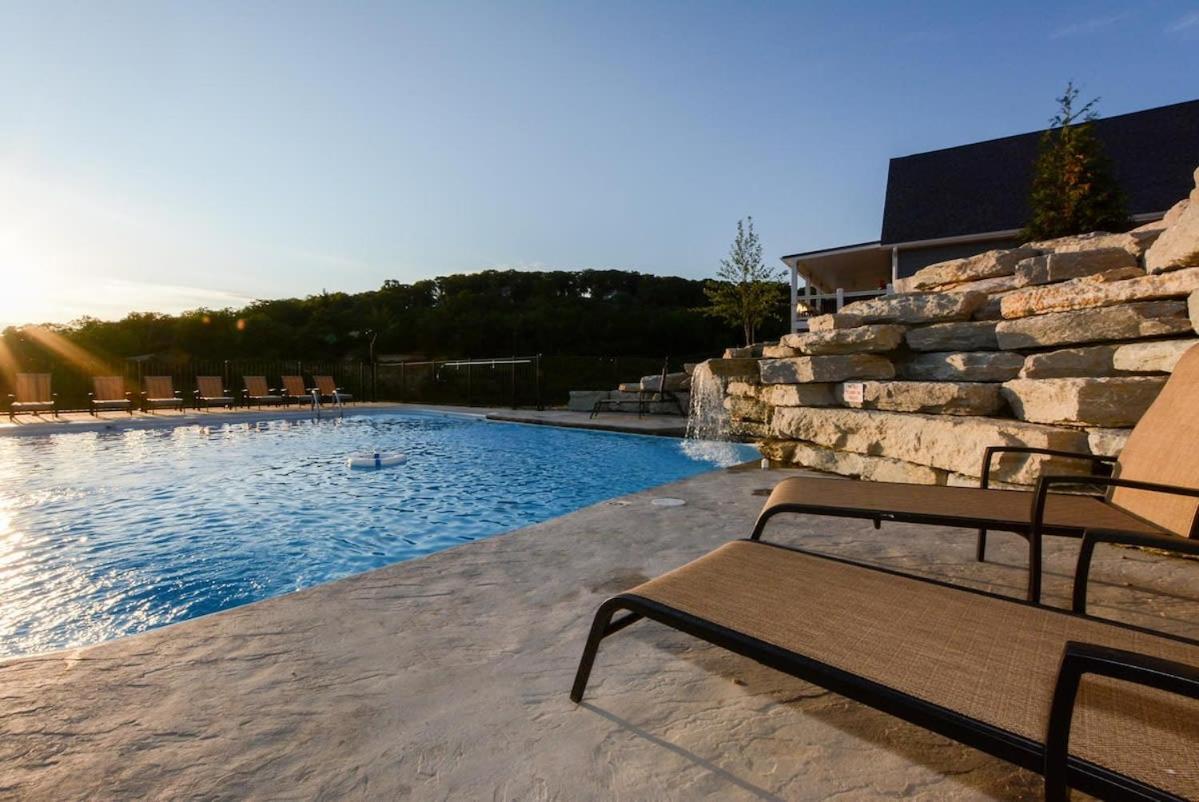 Livin' The Dream- Indoor Outdoor Pool & Private Hot Tub * Branson