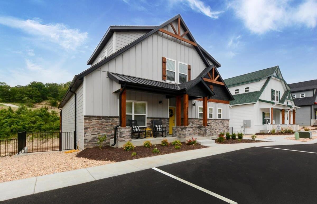 Holiday home Livin' The Dream- Indoor Outdoor Pool & Private Hot Tub *