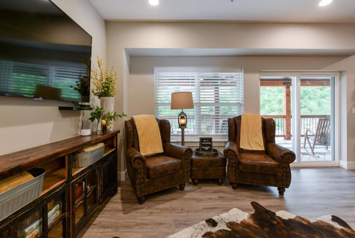 Livin' The Dream- Indoor Outdoor Pool & Private Hot Tub *
