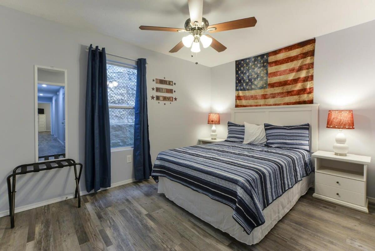 Patriot Place- Walk-in No Stairs Holiday home