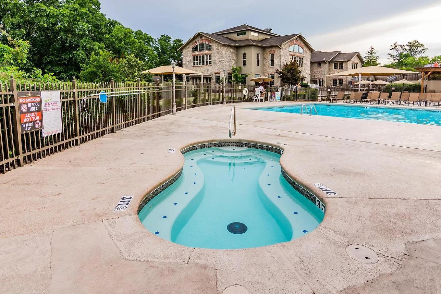 The Roost Royale-no Stairs Indoor Pool Hot Tub