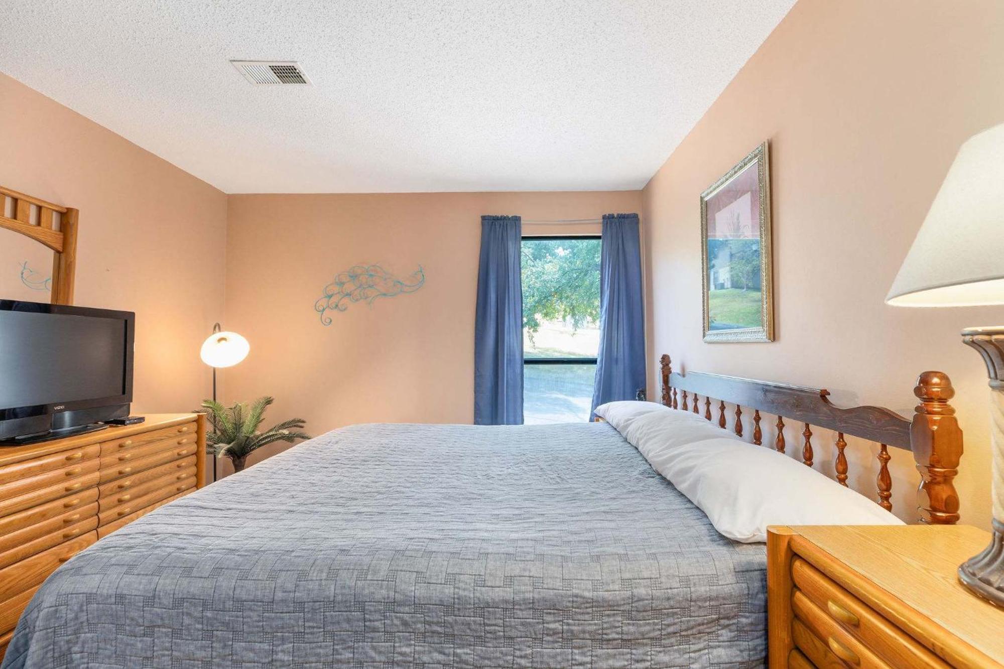 The Roost Royale-no Stairs Indoor Pool Hot Tub *