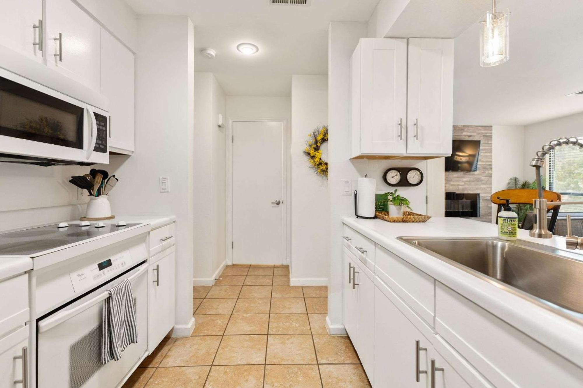Sunny Pointe Fireplace Pool Pickleball Gym Apartment
