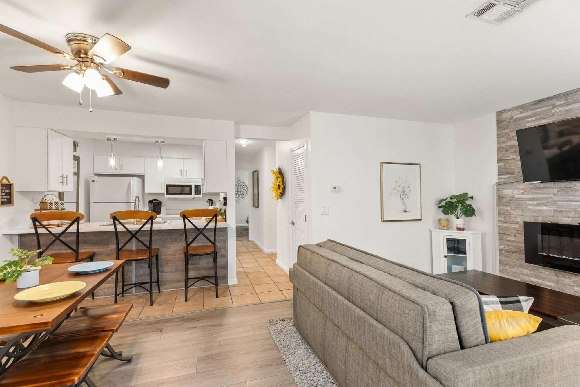 Apartment Sunny Pointe Fireplace Pool Pickleball Gym
