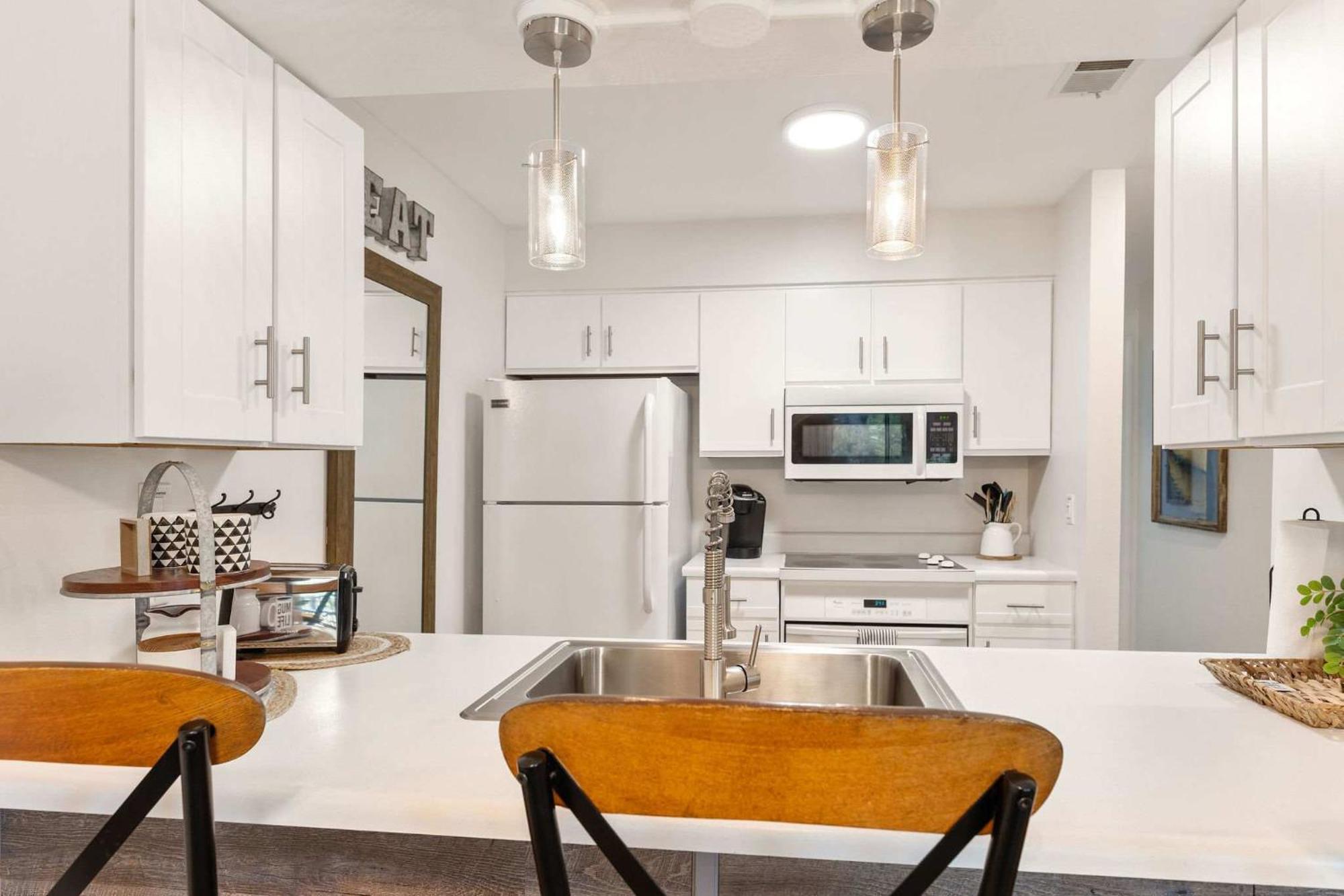 Sunny Pointe Fireplace Pool Pickleball Gym Apartment *
